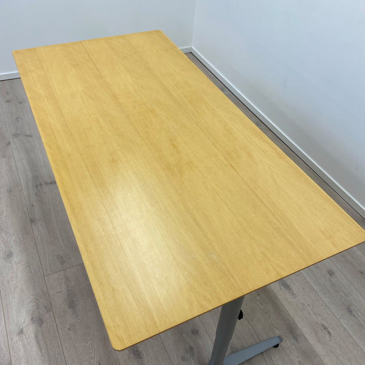Trefarget skrivebord med grått understell