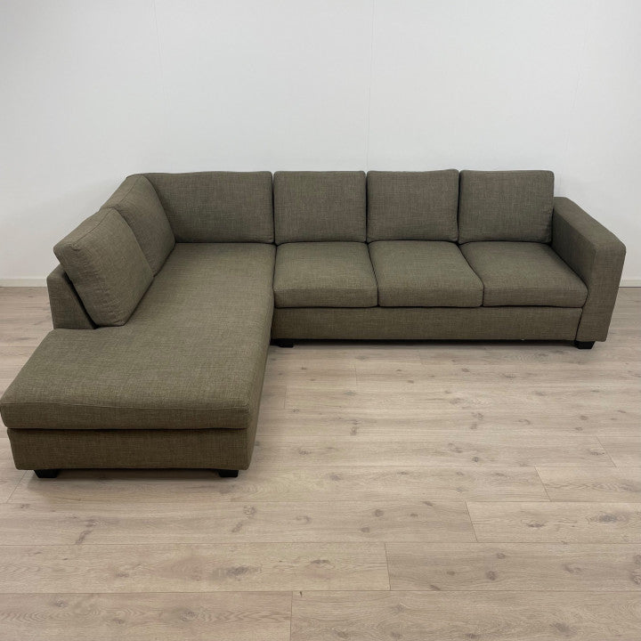 Nyrenset | Olivengrønn hjørnesofa med åpen ende