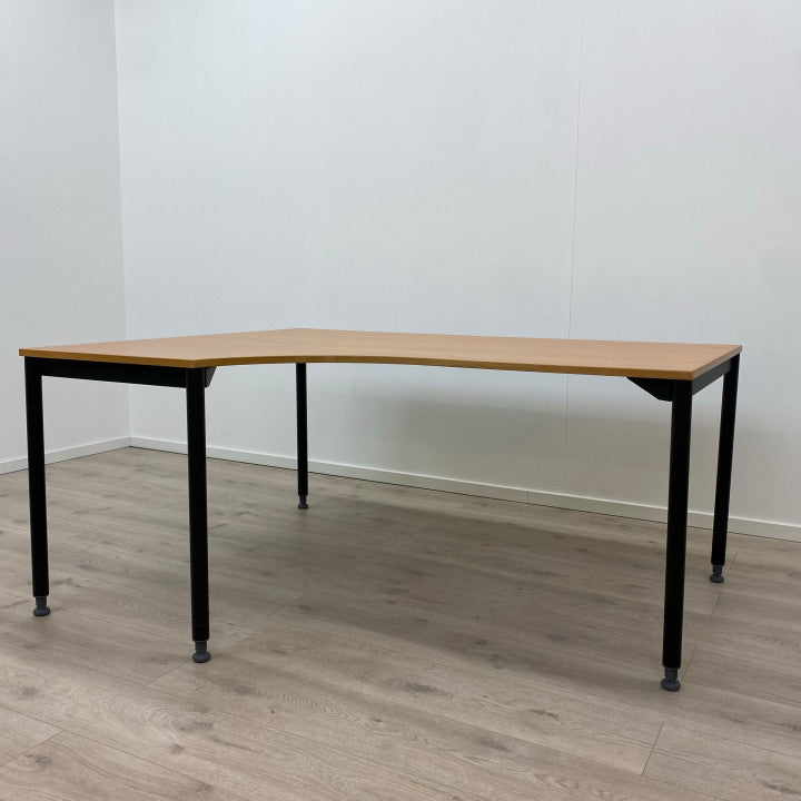 Skrivebord med venstresving og sort understell