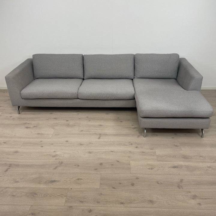 Nyrenset | Lys grå sjeselongsofa