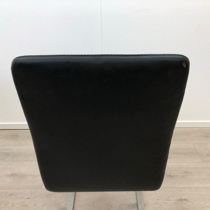 Sorte spisestoler i sort imitert skinn, pent brukt