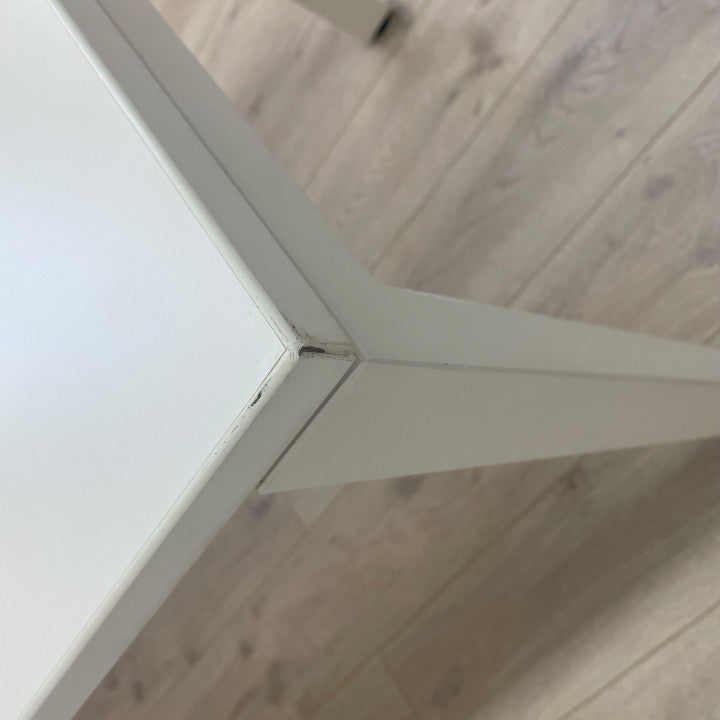 Helhvit Vitra arbeidsbord, ripe i bordplaten