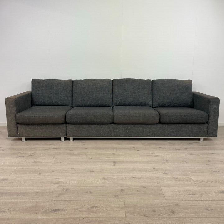 KAST (er solgt) Nyrenset | Grå 4-seter sofa i ullstoff