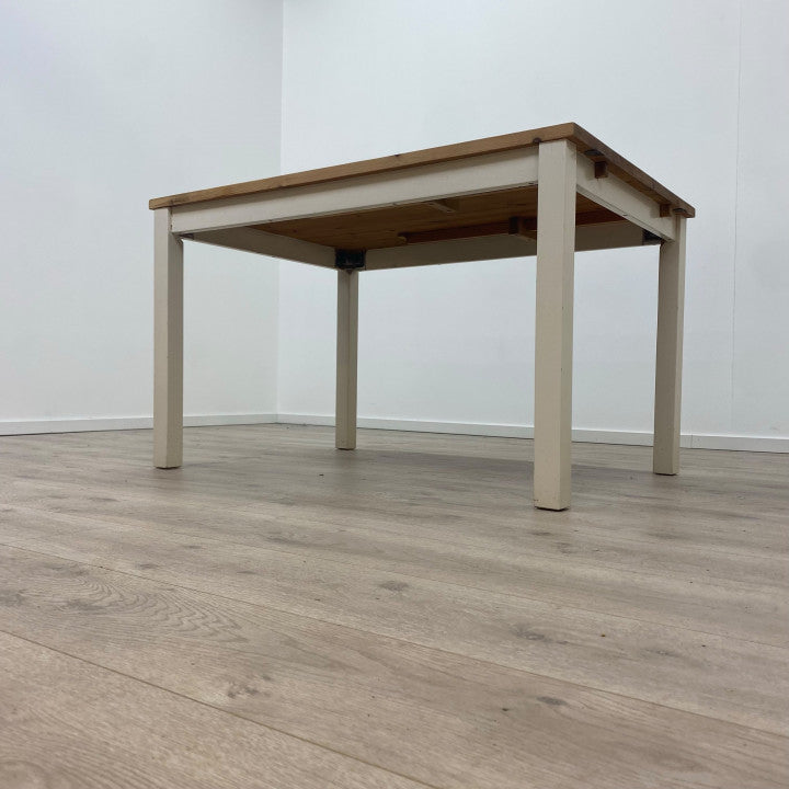 Spisebord i furu av tradisjonelt design