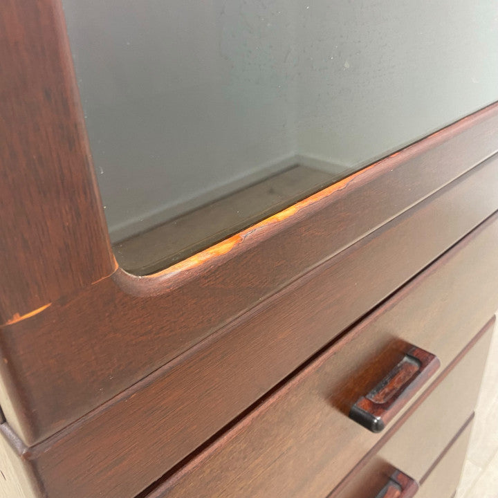 Brunt høyskap med glassdør