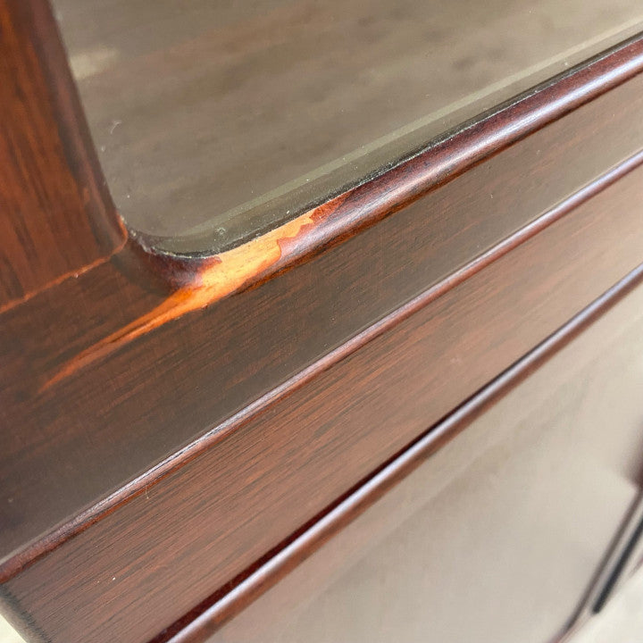 Brunt høyskap med glassdør