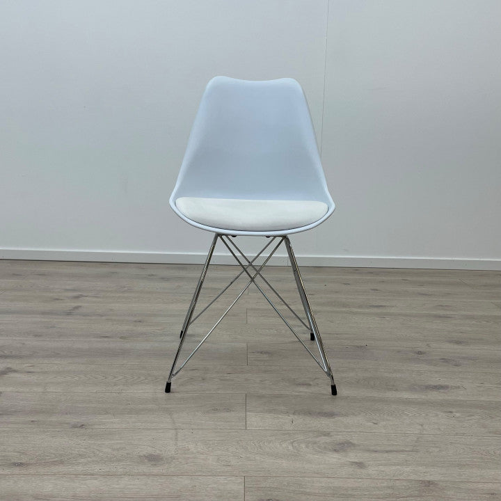Hvit, moderne spisestol på krom understell