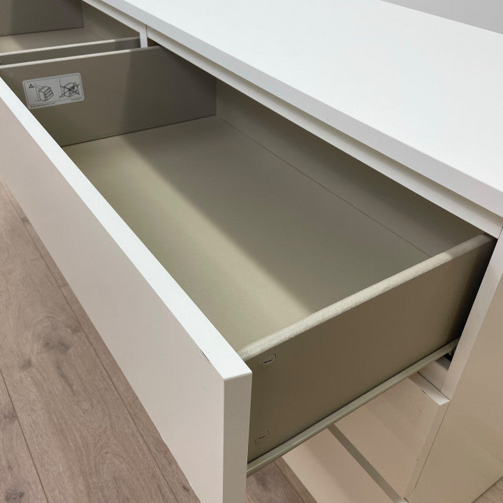 Hvit kommode med seks stk skuffer