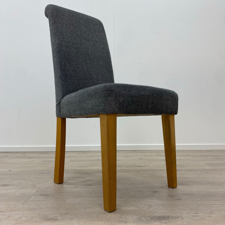 Spisestoler med polstret sete i grå farge