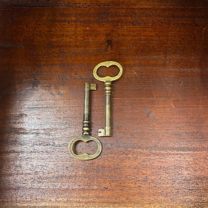 Eldre, låsbart vinskap med glassdører i topp