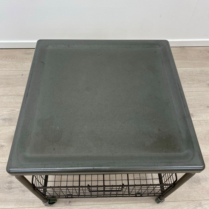 Sidebord på hjul med oppbevaringshylle