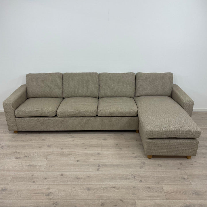 Nyrenset | Beige 4-seter sofa med dunputer