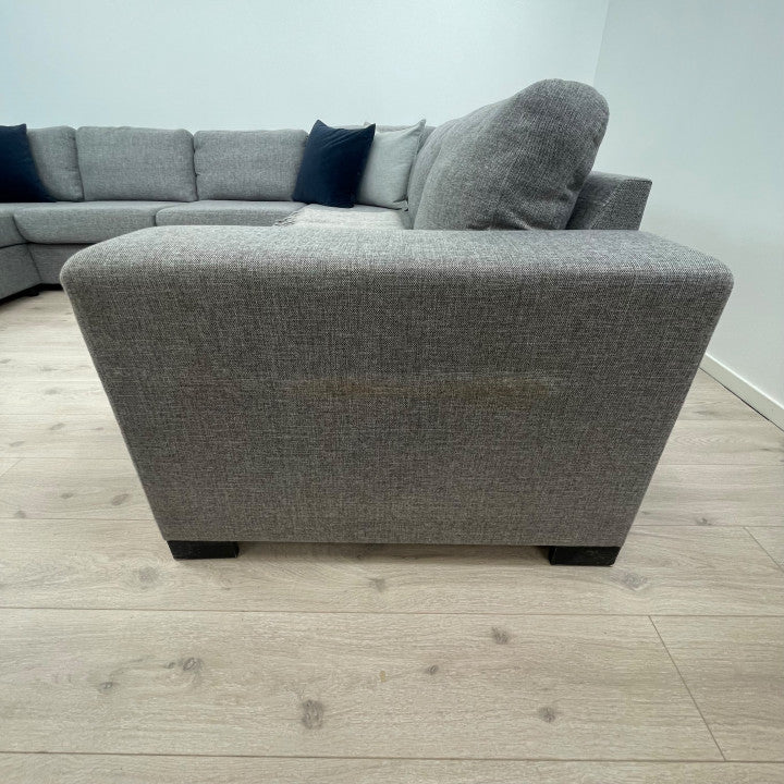 Nyrenset | Stor lysegrå u-sofa med sjeselong