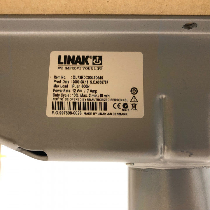 Elektrisk hev/senk skrivebord med hvit bordplate og grått understell