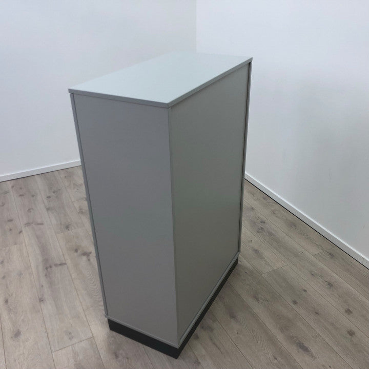 ISKU arkivskap i grå farge med 3 innvendig hyller