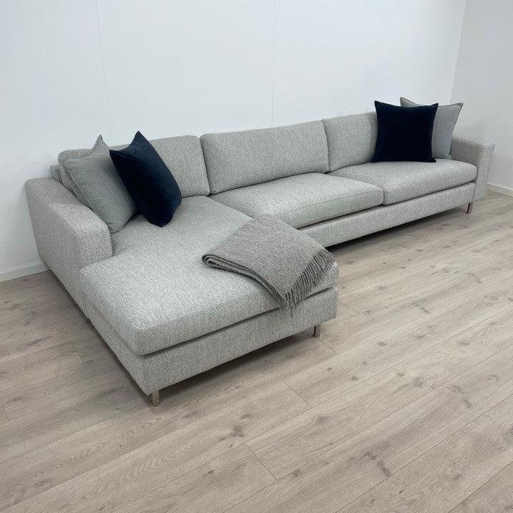 Nyrenset | Lys grå Bolia Scandinavia 4-seter sjeselongsofa