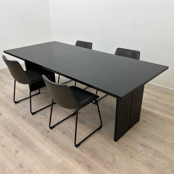 Helsvart spisebord i heltre