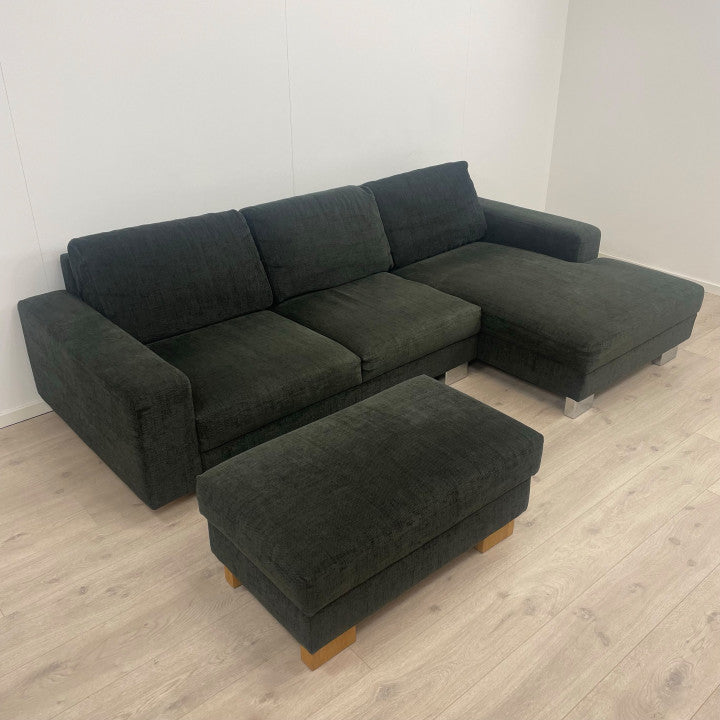 Nyrenset | Mørk sjeselongsofa med puff