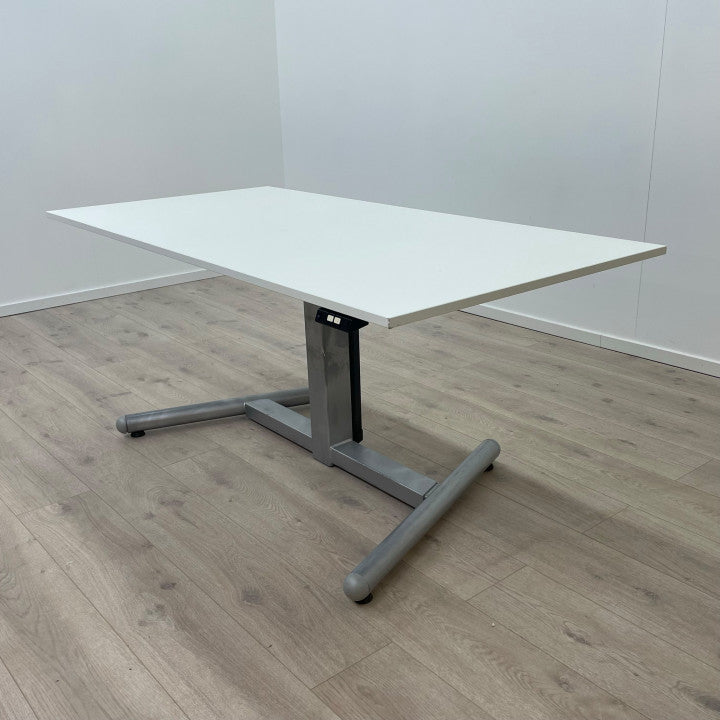 Elektrisk hev/senk skrivebord med magebue