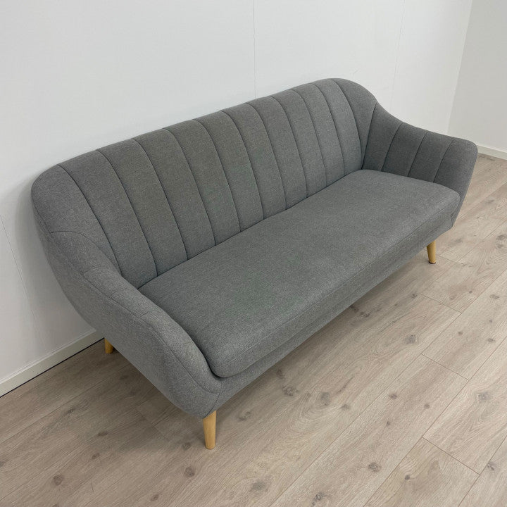 Nyrenset | Lys grå 3-seter sofa med eikebein