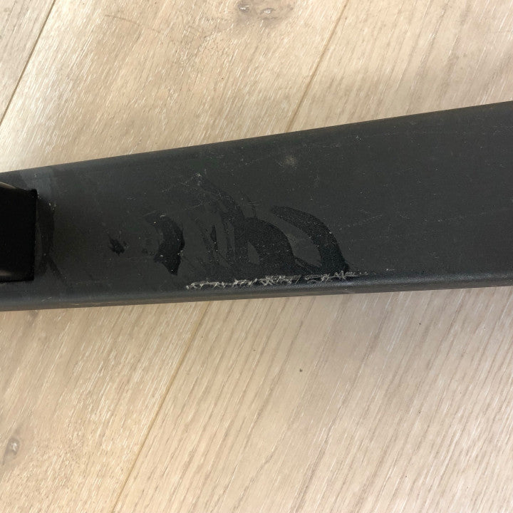 Helsvart elektrisk hev/senk skrivebord fra Merico