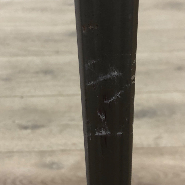 Arbeidsbord i nøttebrun farge