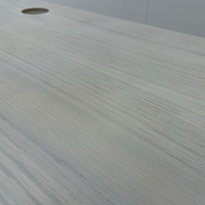 Kinnarps elektrisk hev/senk med hvitt understell