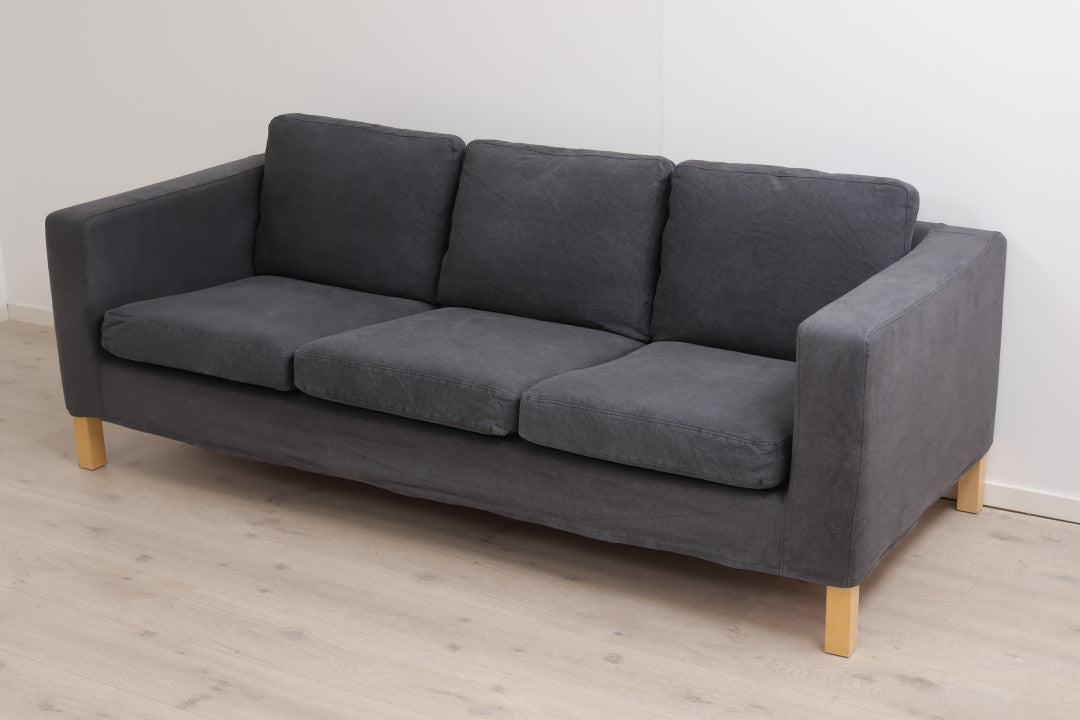 Nyrenset | Mørk IKEA Karlstad 3-seter sofa med eikefargede bein