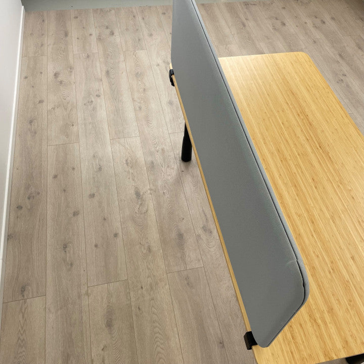 Grå bordskillevegg med feste