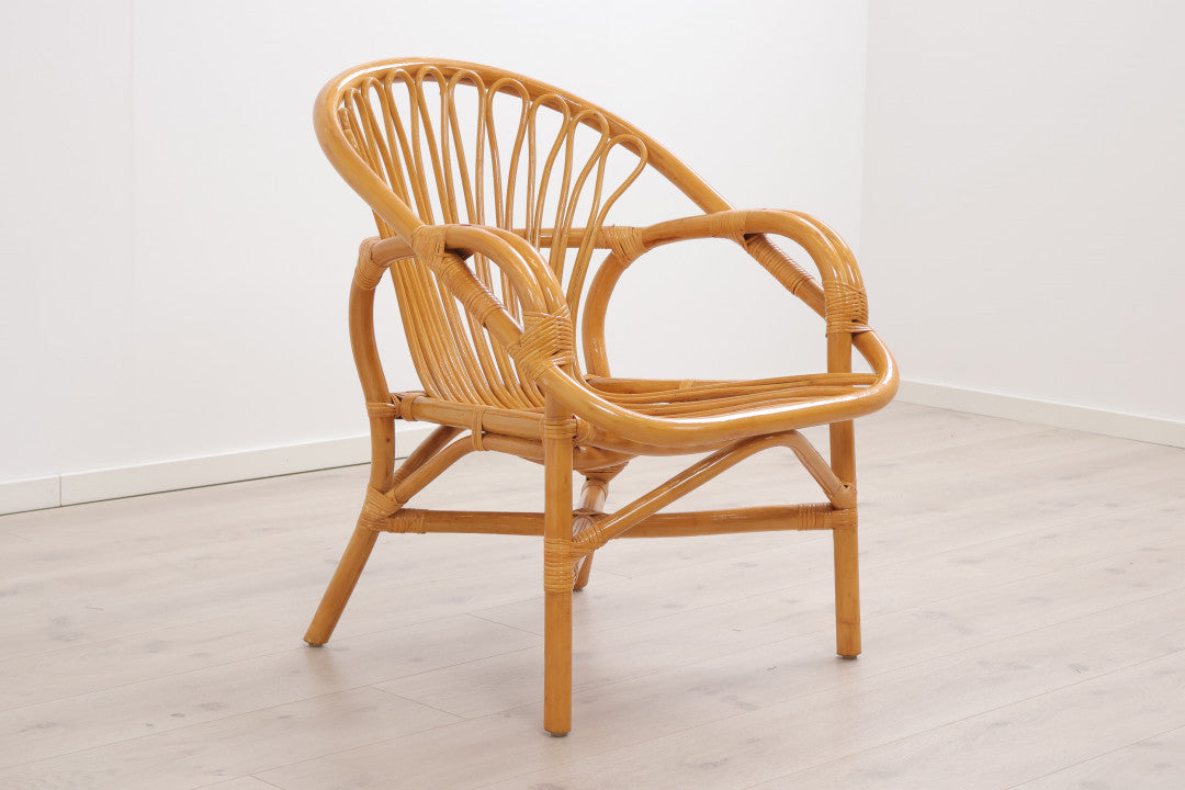 Lenestol i lakkert treverk