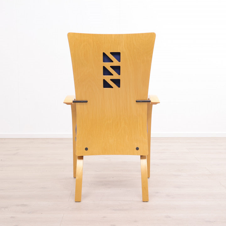 Helland møteromsstol i blått trekk med solid treramme