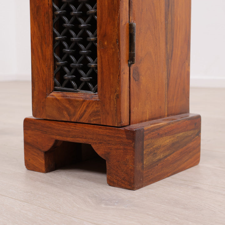 CD-hyller av Sheesham tre med skapfront av flettet metall