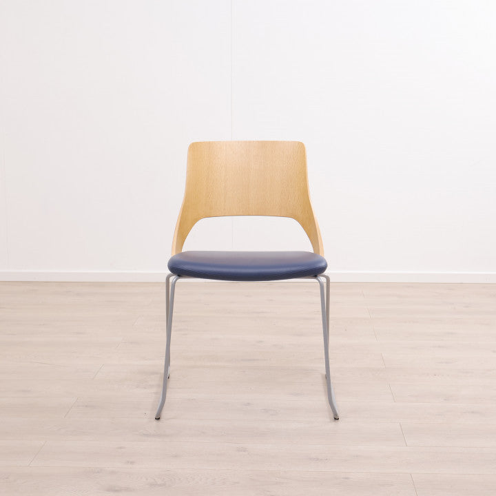 Kinnarps Embrace møteromsstoler med blått skinnsete