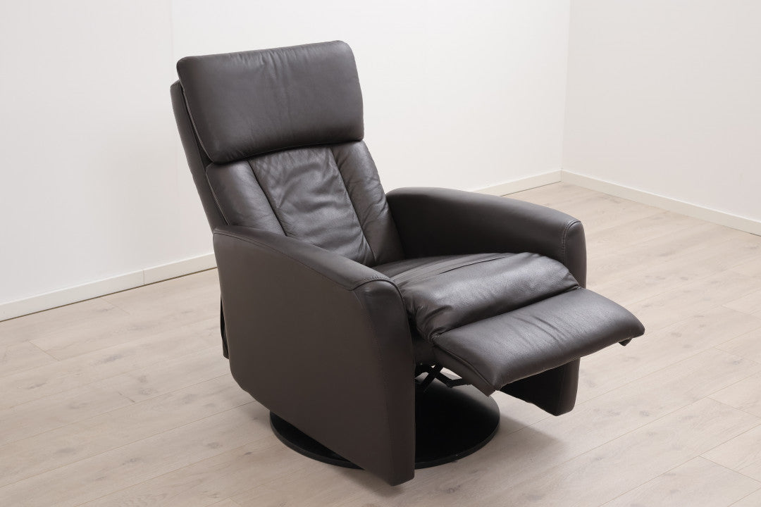 Nyrenset | Mørk brun recliner i skinn