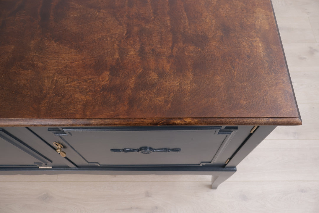 Refurbished by Secundo | Restaurert vintage skjenk med valnøttoljet topplate i heltre