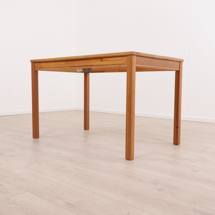 Stilrent spisebord i tre