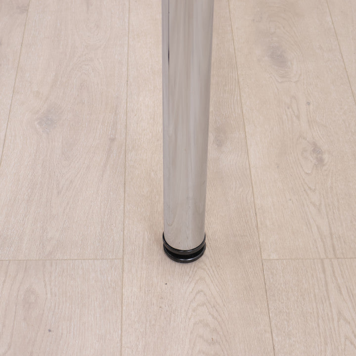 Skrivebord med hvit plate og fire stk krom ben