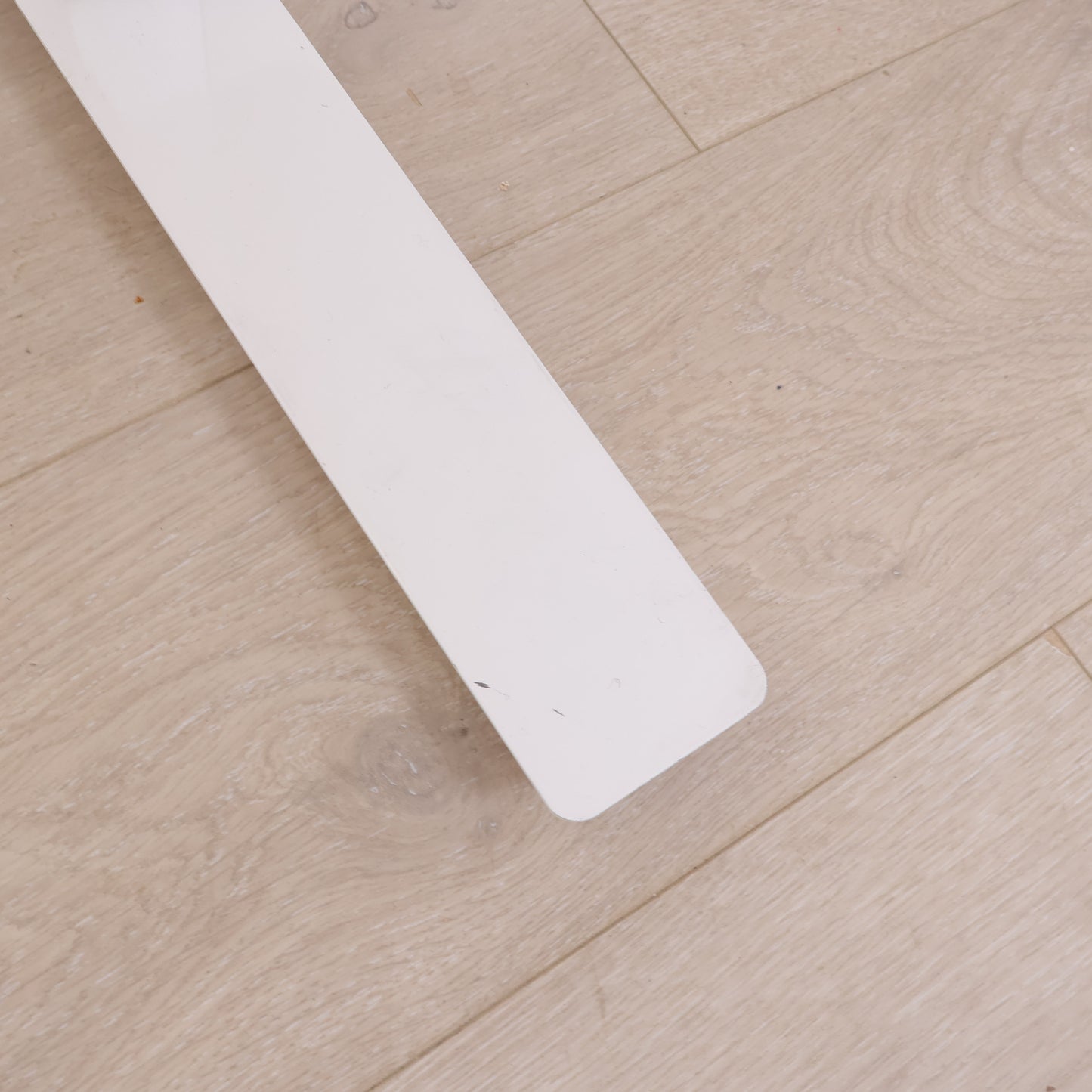 Rol Ergo elektrisk hev/senk skrivebord med sorte kanter (160 x 80 cm)