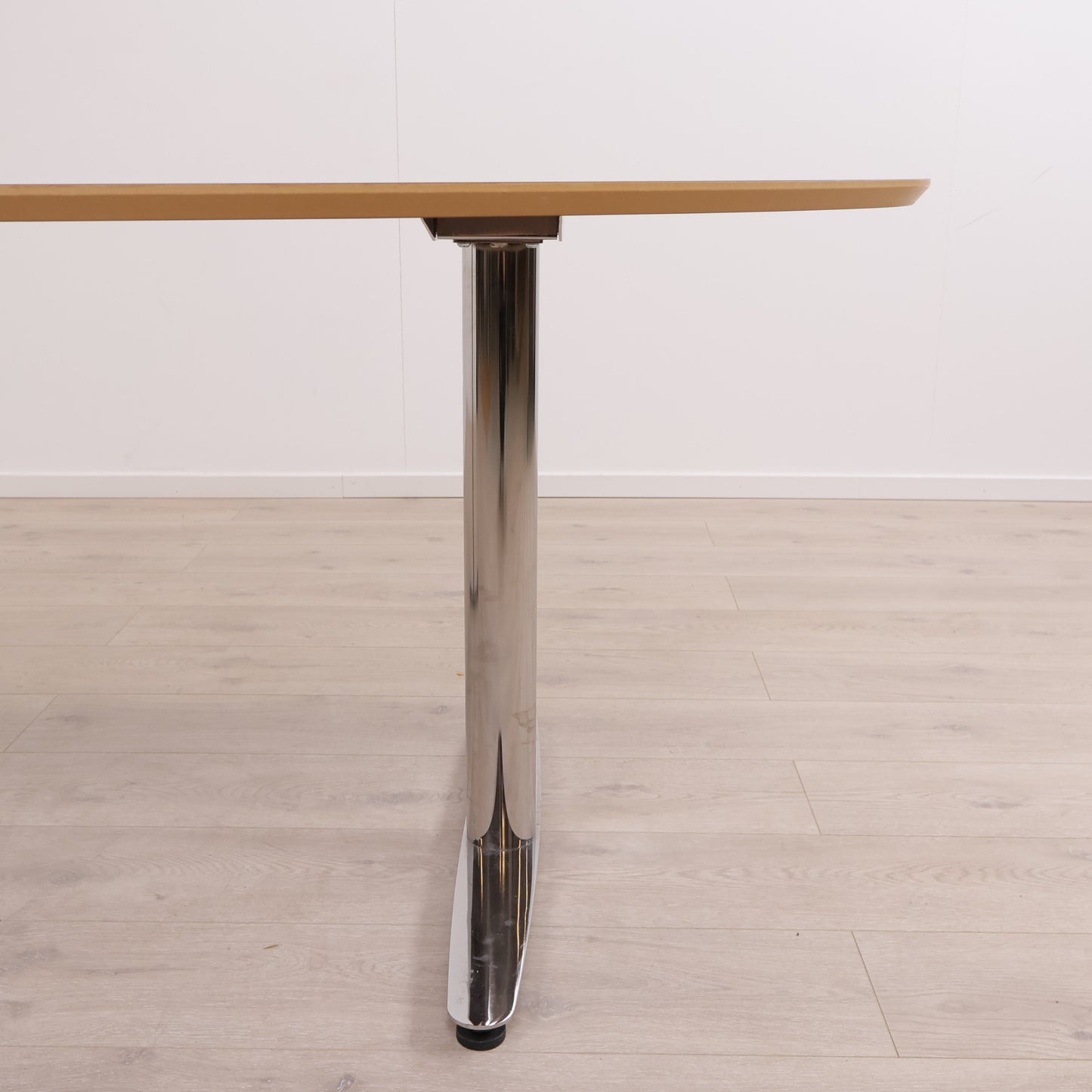 Ovalt skrivebord med krom undertell og grå bordplate