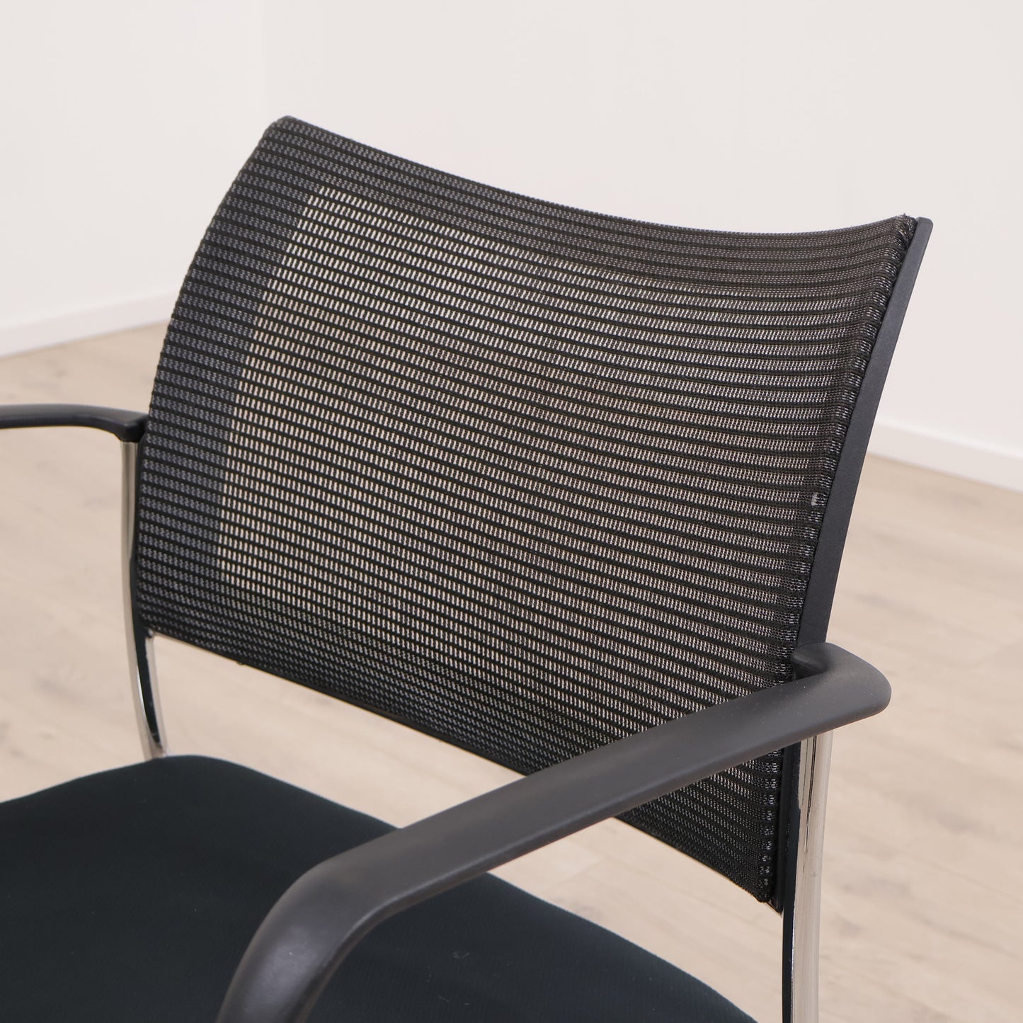 Sort møtestol med mesh-rygg