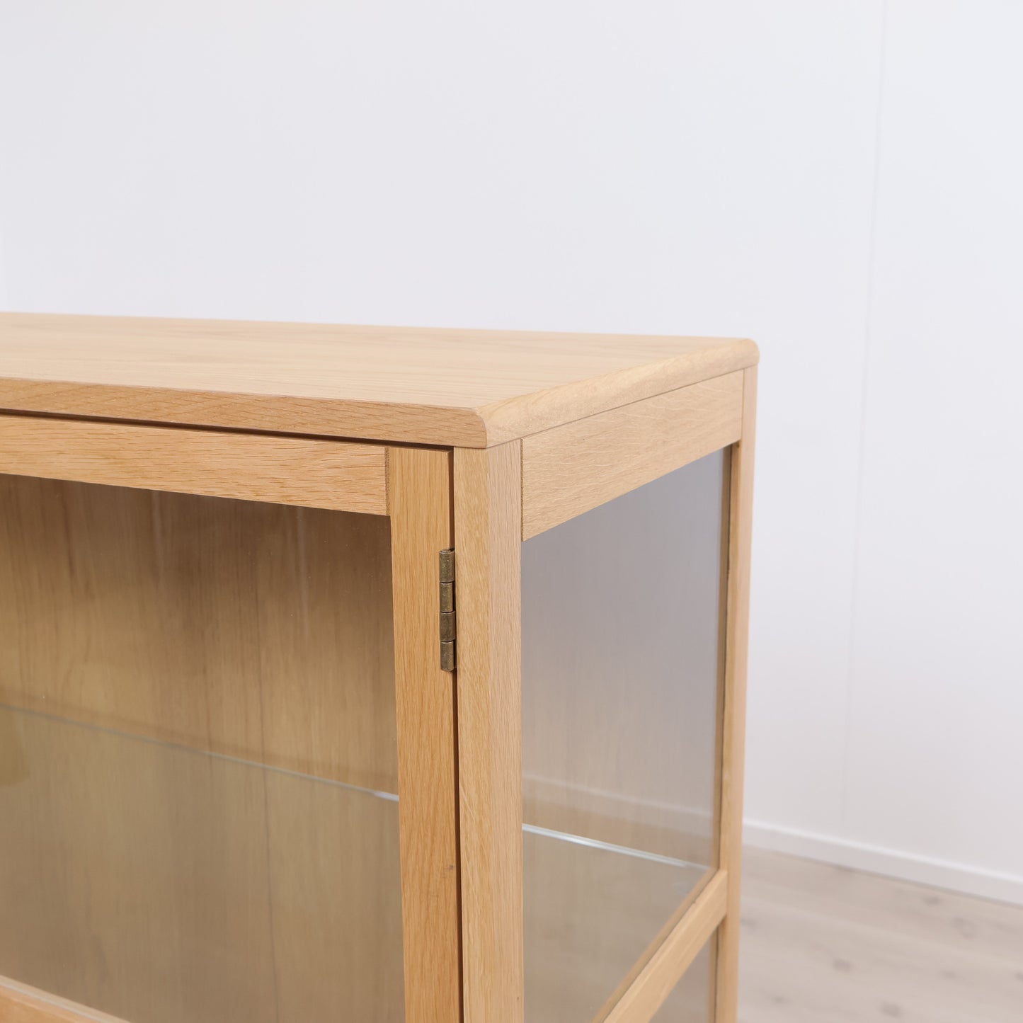 Kun brukt til utstilling | Langeline vitrineskap i eik med glassdører i herdet glass