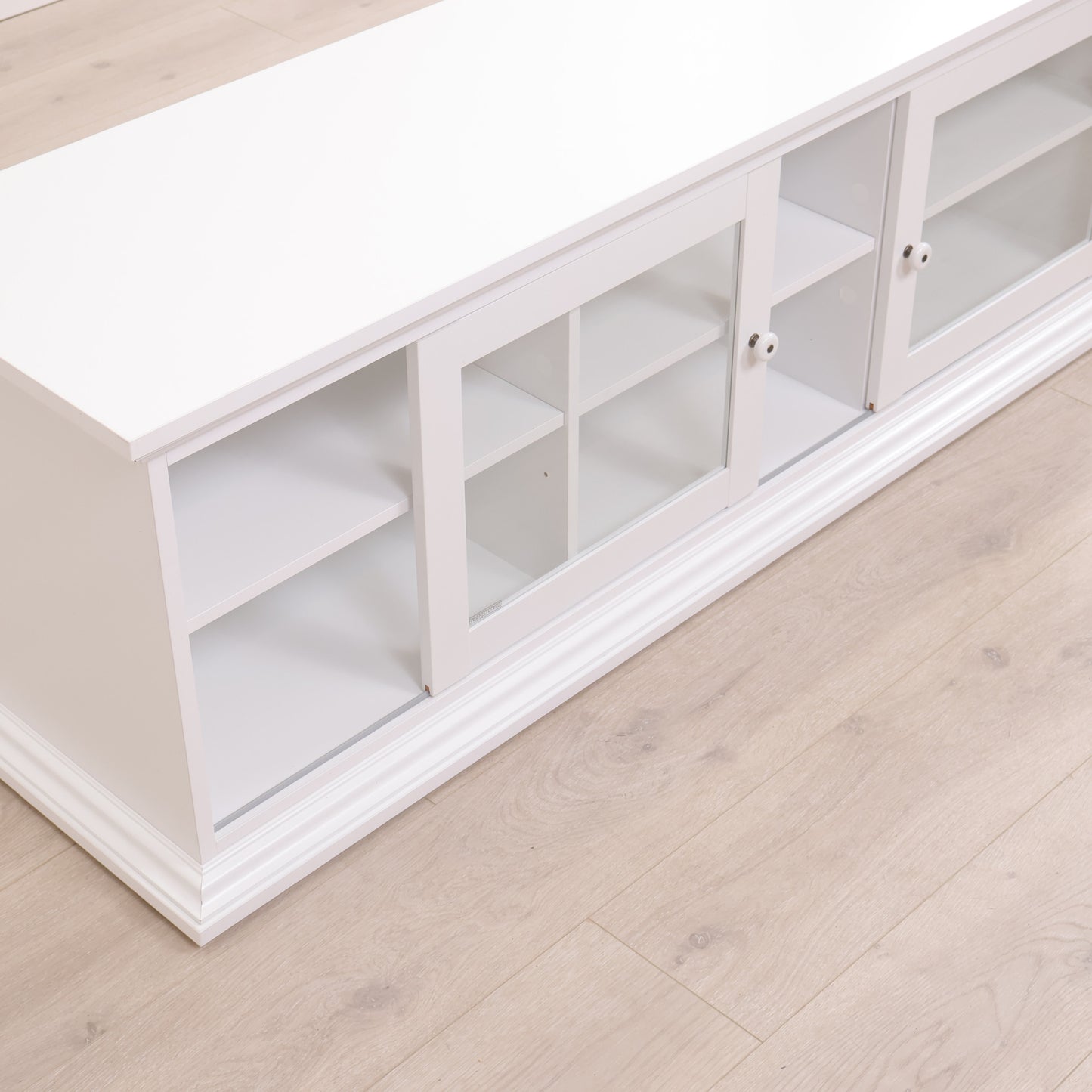 Jysk | Kun brukt til utstilling | Hvit Fredensborg TV-benk med hyller og skyvedører i herdet glass