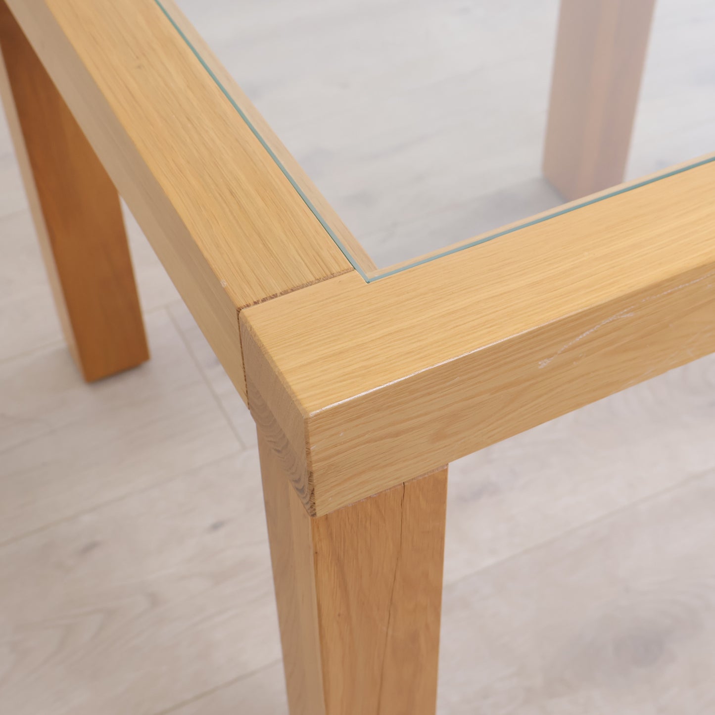 Lite og nett salongbord med glassplate