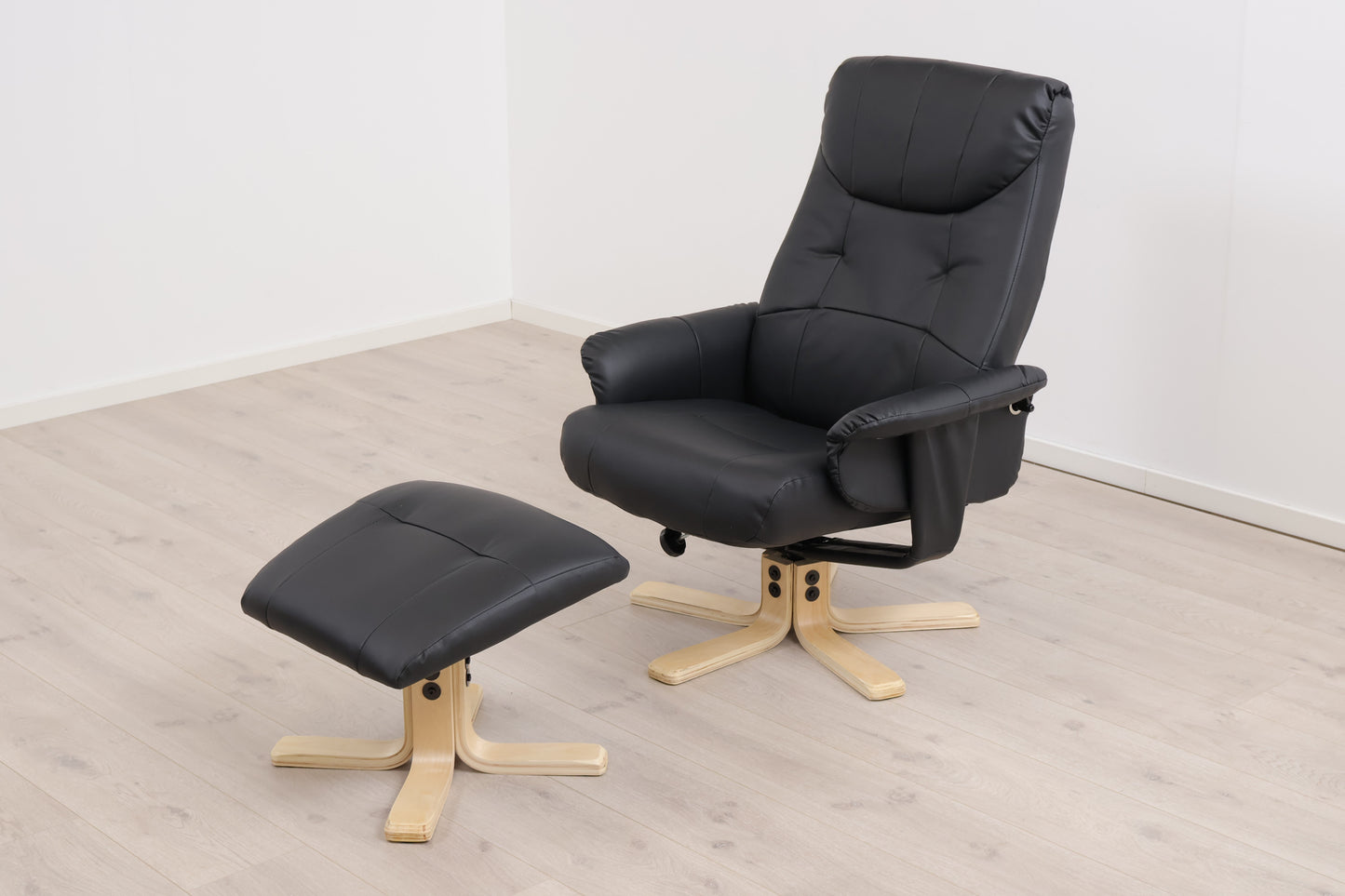 Kun brukt til utstilling | Hundslund lenestol med krakk i imitert skinn