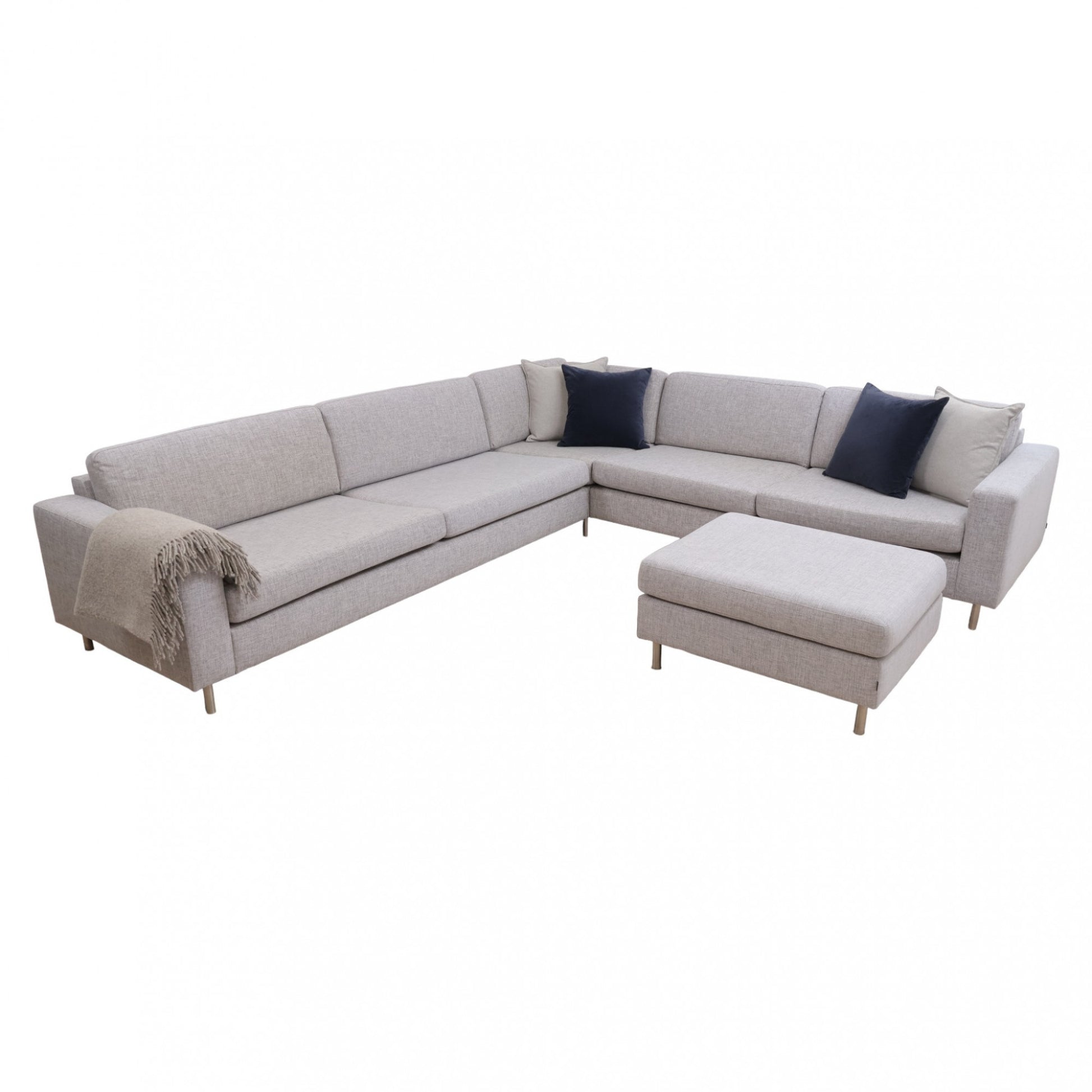 Nyrenset | Grå Bolia Scandinavia hjørnesofa med puff