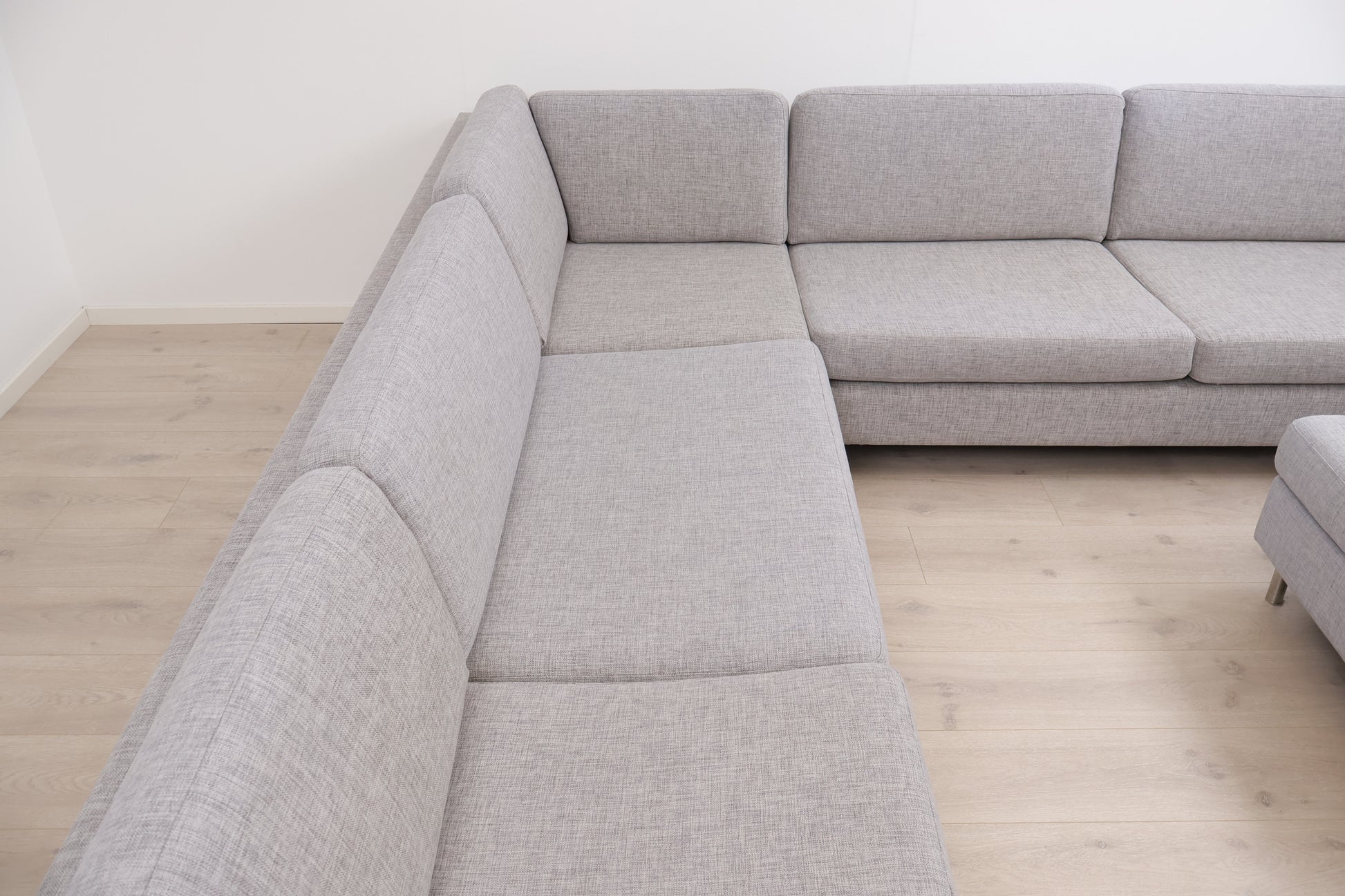Nyrenset | Grå Bolia Scandinavia hjørnesofa med puff