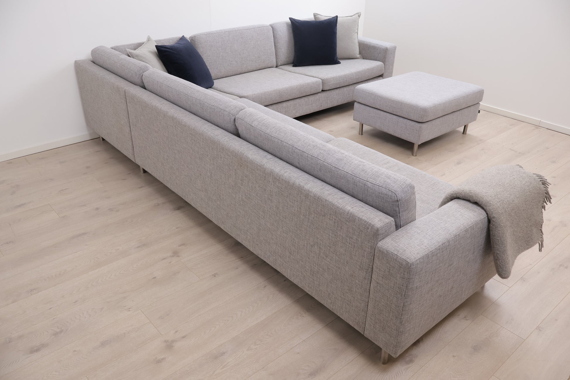 Nyrenset | Grå Bolia Scandinavia hjørnesofa med puff