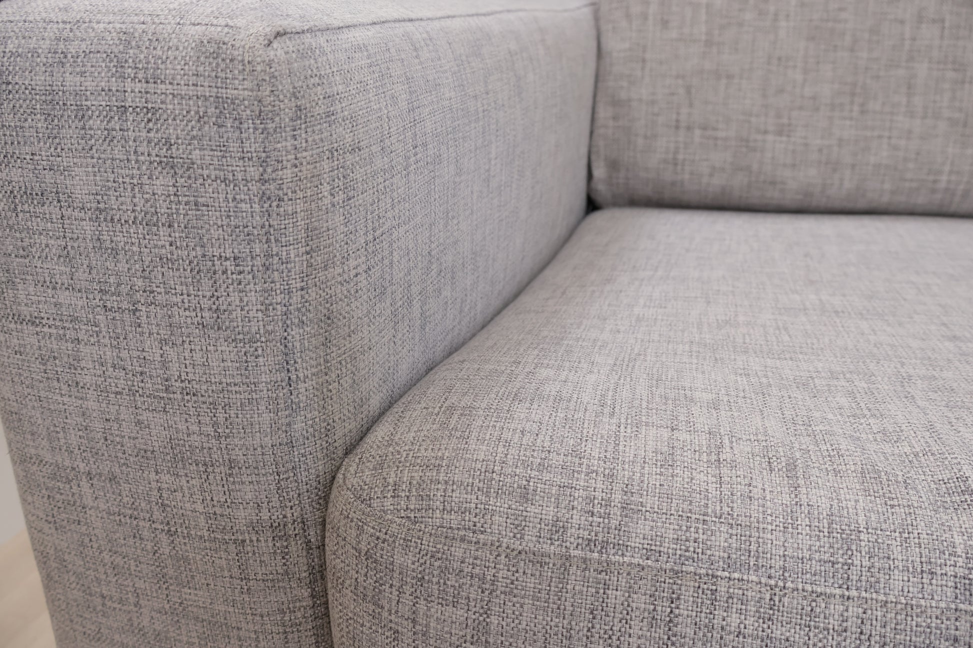 Nyrenset | Grå Bolia Scandinavia hjørnesofa med puff