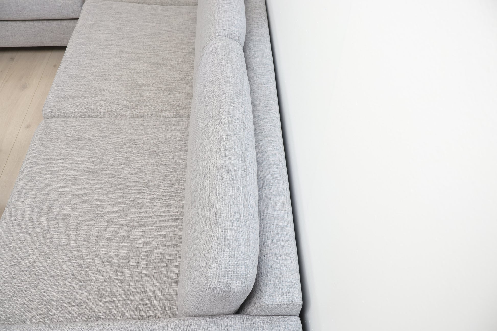 Nyrenset | Grå Bolia Scandinavia hjørnesofa med puff