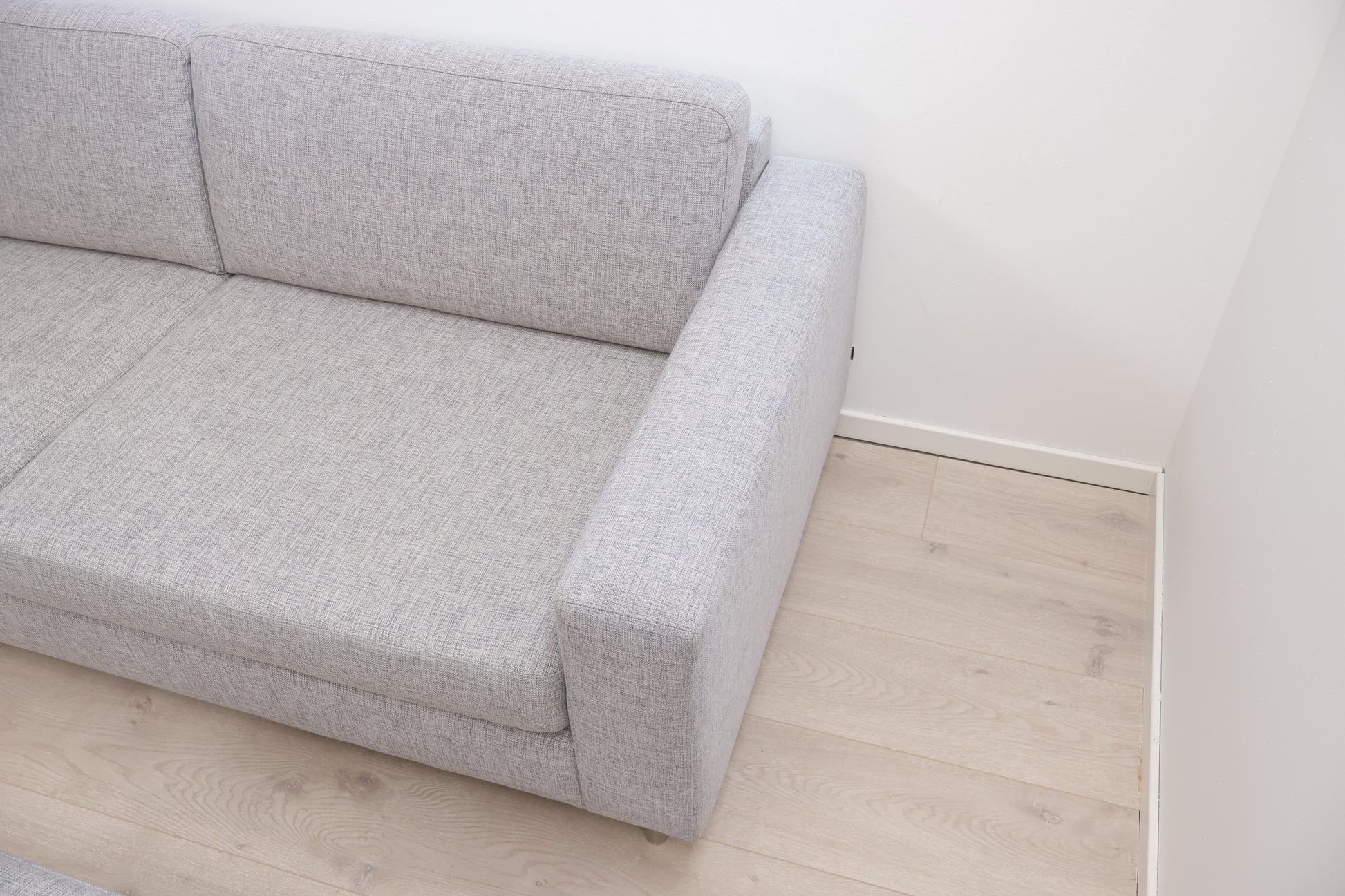 Nyrenset | Grå Bolia Scandinavia hjørnesofa med puff